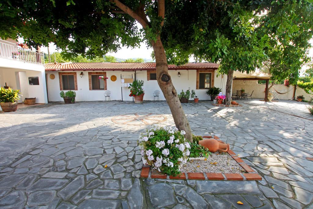 Casa Vacanze Borgo Borghese Sant'Alessio Siculo Eksteriør billede